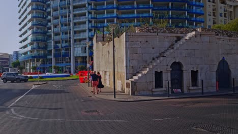 Statische-Aufnahme-Von-Menschen,-Die-Tagsüber-In-Gibilterra-Straßen-überqueren
