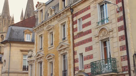 Elegante-Französische-Architektur-In-Caen-Mit-Komplizierten-Fassaden-Und-Balkonen