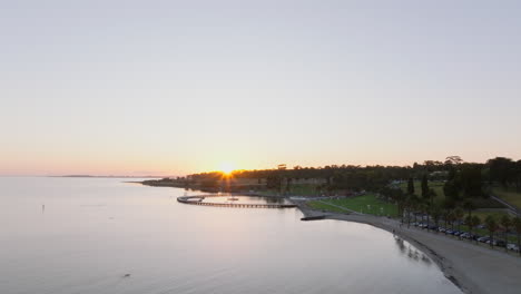 Luftaufnahme-Eines-Schimmernden-Sonnenaufgangs-über-Dem-Eastern-Beach-In-Geelong,-Australien