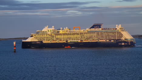 Crucero-De-Celebridades-Navegando-En-El-Fiordo-Del-Mar-Báltico,-Disparo-De-Drone