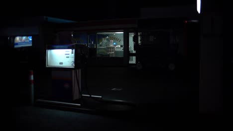 Una-Gasolinera-En-Medio-De-La-Noche,-Con-Una-Luz-Parpadeante-En-El-Lado-Derecho