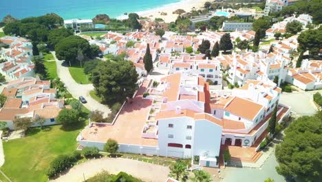 Village-resort-in-algarve,-south-of-portugal-next-to-ocean-with-birds-flying-in-4k