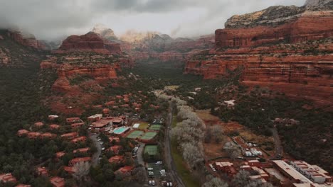 City-Of-Sedona-With-Red-Rock-Formations-In-Arizona,-USA---Drone-Shot