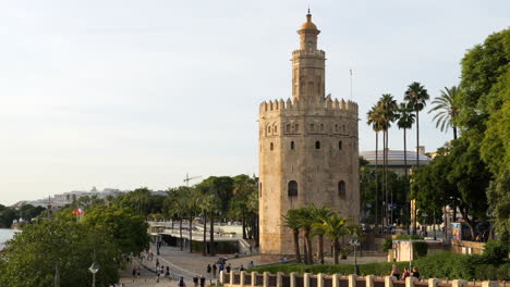 Der-Goldene-Turm,-Zwölfeckiger-Militärischer-Wachturm-In-Sevilla,-Südspanien