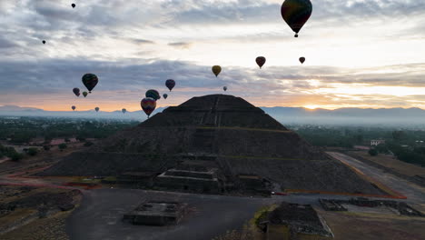 Teotihuacan,-Mexico,-Sightseeing-Balloons-circling-the-Pyramid-of-the-Sun,-during-sunrise