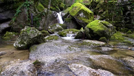 Moosbedeckte-Flussfelsen-Mit-Kleinem-Wasserfall-In-Barrias,-Felgueiras,-Portugal