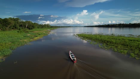 Vista-Por-Drones-De-Un-Barco-Navegando-Por-Un-Ancho-Río-En-El-Amazonas