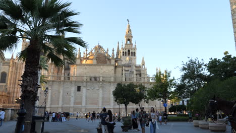 Gente-Caminando-En-La-Plaza-Del-Triunfo-Por-La-Catedral-De-Sevilla-En-Andalucía,-España