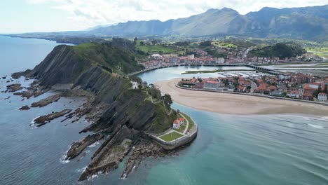 Acantilados-De-Ribadesella-Y-Ciudad-Costera-En-Asturias,-Norte-De-España---Circuitos-Aéreos-4k