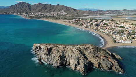 Playa-De-Puerto-De-Mazarrón,-Roca-Y-Costa-En-Murcia,-España---Pedestal-Aéreo-4k-Inclinado-Hacia-Abajo