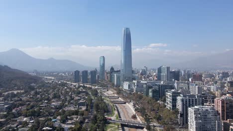 Flug-über-Das-Zentrum-Von-Santiago-De-Chile-Costanera