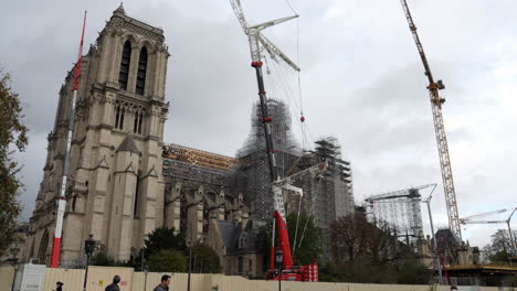 Baukran-Und-Gerüste-An-Der-Kathedrale-Notre-Dame-De-Paris-Im-Umbau-In-Paris,-Frankreich