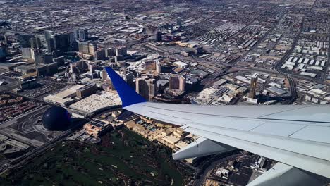 Ala-De-Avión-Volando-Sobre-El-Strip-De-Las-Vegas,-Punto-De-Vista-De-Pasajeros-De-Hoteles,-Casinos-Y-Ciudad