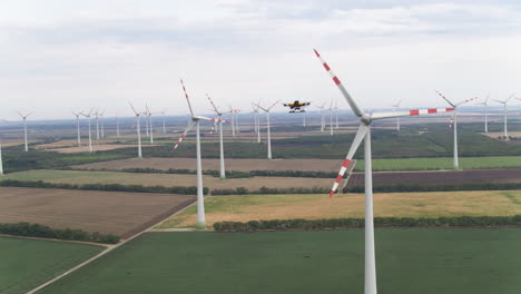 Un-Dron-Amarillo-De-Mantenimiento-Se-Acerca-A-Una-Turbina-Eólica-Para-Inspeccionar-Más-A-Fondo-Posibles-Daños