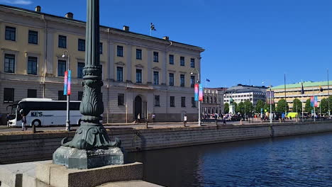 El-Centro-De-Gotemburgo,-Suecia,-El-Tráfico,-El-Canal-Fluvial-Y-Los-Edificios-En-Un-Día-Soleado-De-Verano.
