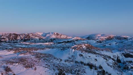 Paisaje-Montañoso-De-Nieve-Al-Atardecer-Cerca-De-Bessaker,-Noruega