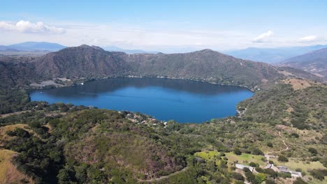 Majestuosa-Laguna-En-El-Cráter-Del-Volcán-Con-Agua-Azul