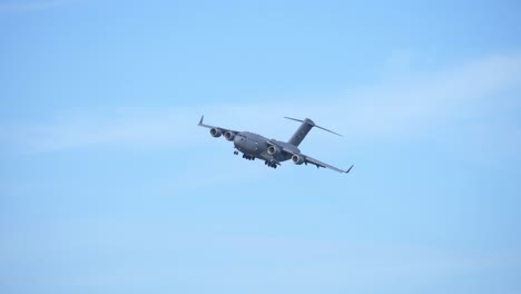 Militärisches-Frachtflugzeug-C-17-Globemaster-Fliegt-Mit-Ausgefahrenem-Fahrwerk