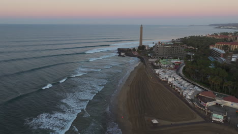 Luftperspektiven-Des-Sonnenaufgangs:-Küste,-Leuchtturm-Und-Natur-Am-Strand-Von-Maspalomas