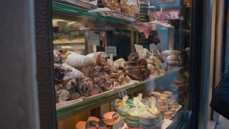 Ventana-De-Panadería-Veneciana-Con-Pasteles-Tradicionales,-Italia