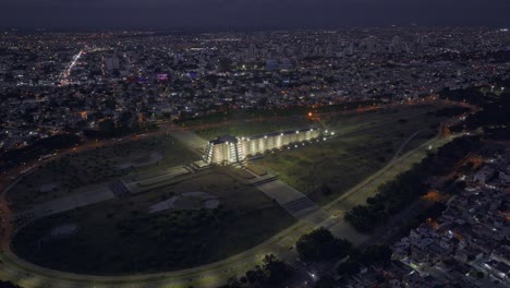 Kreuzförmiges-Denkmal-Des-Columbus-Leuchtturms-Bei-Nacht-In-Santo-Domingo-Este,-Dominikanische-Republik