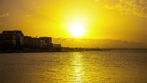 Goldener-Sonnenuntergang-Am-Alboran-Meer,-Wunderschöner-Zeitraffer-In-Malaga,-Spanien