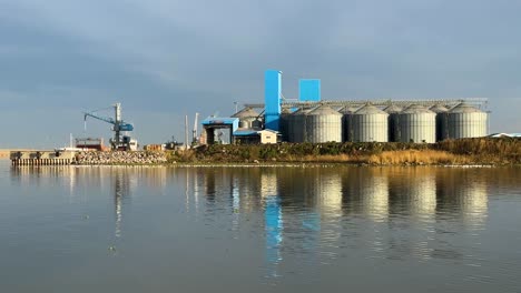 Silolandschaft-Der-Industrie-Lagerung-Von-Massengetreide-In-Der-Nähe-Des-Meeres-Strand-Küstenhafen-Küste-Schifffahrt-Im-Anzali-Hafen-Bucht-Das-Meer-Landschaft-Mit-Weiter-Aussicht-Panorama-Stadtleben-Wirtschaft-Und-Nahrungsmittelergänzung-Kaukasus