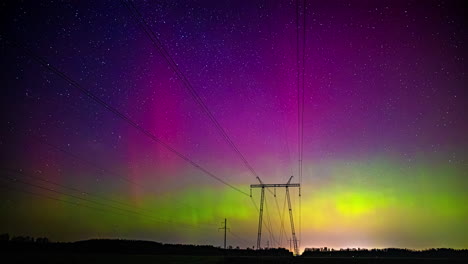 Vibrante-Tormenta-Solar-Detrás-De-Cables-Eléctricos-En-Un-Paisaje-Rural---Time-lapse