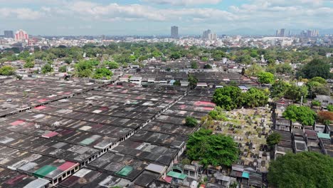 Drohnenaufnahmen-Der-Stadt-Manila-Und-Des-Chinesischen-Friedhofs-Auf-Den-Philippinen
