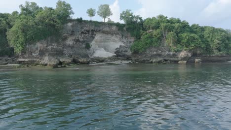 Eine-Dolly-Drohne-In-Geringer-Höhe-Schoss-Auf-Verschmutztes-Wasser-Voller-Schwimmendem-Müll-Im-Türkisfarbenen-Tropischen-Wasser-Von-Bali,-Indonesien