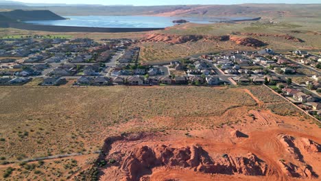 Condado-De-Washington,-Utah,-Estados-Unidos---Vista-De-La-Ciudad-De-Los-Huracanes-Al-Atardecer---Toma-Aérea-De-Un-Dron