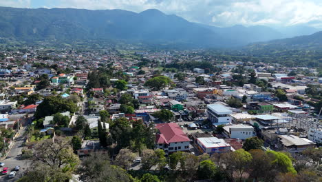 Karibische-Stadt-Jarabacoa-Mit-Häusern-Und-Gebäuden-An-Sonnigen-Tagen