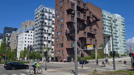 Oslo,-Norwegen,-Straßenverkehr-Und-Barcode-Gebäude-Im-Zentrum-An-Einem-Sonnigen-Tag