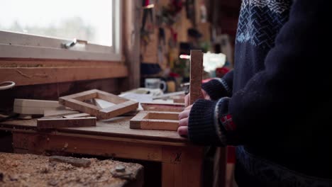Handwerker,-Der-In-Der-Werkstatt-Einen-Kleinen-Holzrahmen-Herstellt