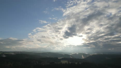 Panorama-Drohnenaufnahme-Einer-Bergregion-Mit-Nebel,-Der-Von-Den-Hügeln-Verdunstet,-Und-Dramatischen-Wolken-Nach-Regen