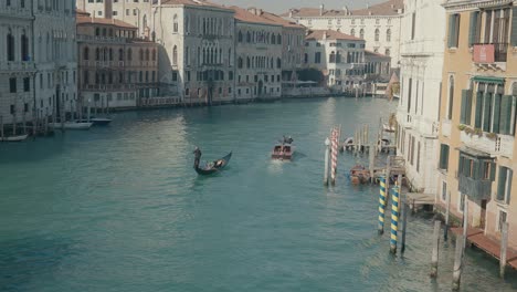 Venezianische-Gondeln-Auf-Dem-Ruhigen-Kanalwasser.-Malerische-Aussicht