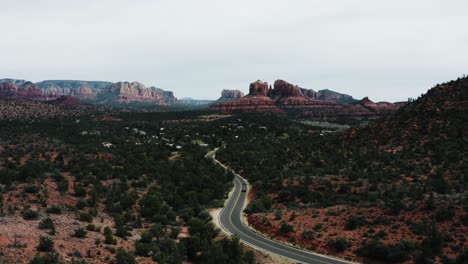 Toma-De-Drone-De-Un-Automóvil-Conduciendo-Por-El-Desierto-De-Arizona.