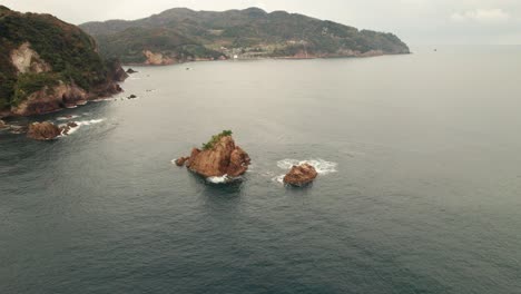 Kleine-Inselchen-Am-Strand-Von-Kyotango,-Japanisches-Reiseziel-Am-Meer,-Luftbild-Drohnenlandschaft-Mit-Blauem,-Sauberem-Wasser-Und-Bergkette-In-Kansai,-Weißer-Sandküste-Von-Kyoto