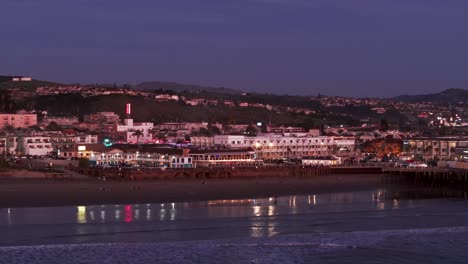 Vista-Aérea-Del-Drone-Al-Atardecer-Sobre-Pismo-Beach,-California-Durante-El-Atardecer