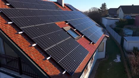 Rotes-Hausdach-Mit-Photovoltaikmodulen-Im-Sonnenlicht