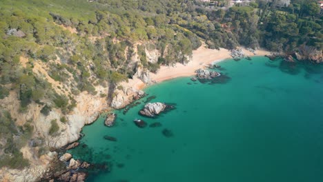 Sumérgete-En-La-Belleza-Aérea-De-Lloret-De-Mar,-Donde-Las-Relucientes-Aguas-Mediterráneas-Se-Encuentran-Con-Lujosos-Lugares-Turísticos-Como-Santa-Cristina-Y-Cala-Treumal.