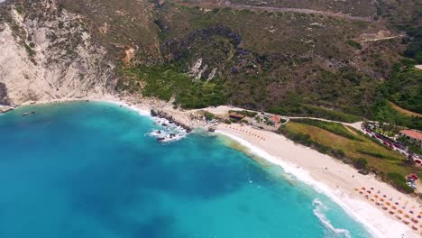 Toma-Panorámica-Con-Drones-De-Todo-El-Tramo-Del-Complejo-Playero-De-Petanoi,-Una-Escapada-Aislada-En-La-Isla-De-Cefalonia,-En-La-Costa-Occidental-De-Grecia.