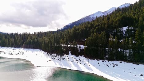 Malerische-Aussicht-Auf-Das-Schneeufer-Des-Lake-Kachess-Und-Den-Immergrünen-Wald-Im-US-Bundesstaat-Washington