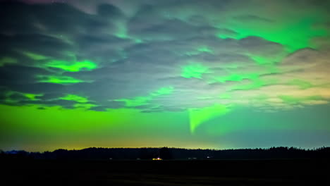 Los-Cúmulos-Pasan-A-La-Deriva-Bajo-El-Resplandor-Verde-De-La-Aurora-Boreal.