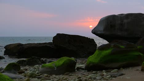 Wunderschöner-Sonnenuntergang,-Orangefarbener-Horizont-Im-Hintergrund,-Bewölkter-Himmel-Am-Abend,-Meereswellen-Und-Grüne-Algen-Auf-Steinfelsenstrand,-Wundervolle-Landschaft-Mit-Malerischen-Meeresabenteuern,-Seesportreisen-In-Die-Vereinigten-Arabischen-Emirate,-Den-Iran