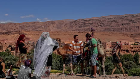 Turistas-En-Marruecos-Haciendo-Fotos-Con-Camello-Dromedario-Lapso-De-Tiempo