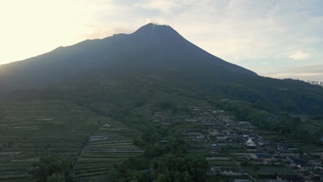 Luftaufnahme-Der-Ländlichen-Landschaft-Am-Hang-Des-Vulkans-Merapi-In-Indonesien