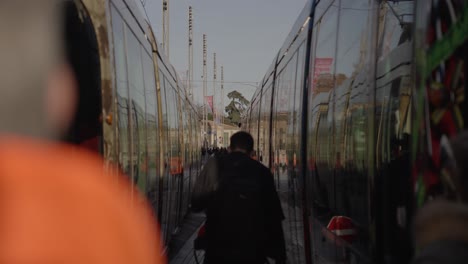 Toma-En-Cámara-Lenta-De-Viajeros-Que-Utilizan-El-Transporte-Gratuito-En-Montpellier.