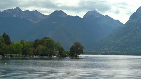 El-Lago-De-Annecy-Es-Uno-De-Los-Lagos-Más-Puros-De-Europa.