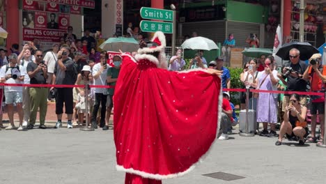 Touristen-Machen-Videos-Und-Fotos-Von-Der-Gesichts--Oder-Maskenwechsel-Performance-Bei-Der-Eröffnungszeremonie-Des-Five-Footway-Festivals-In-Chinatown,-Singapur